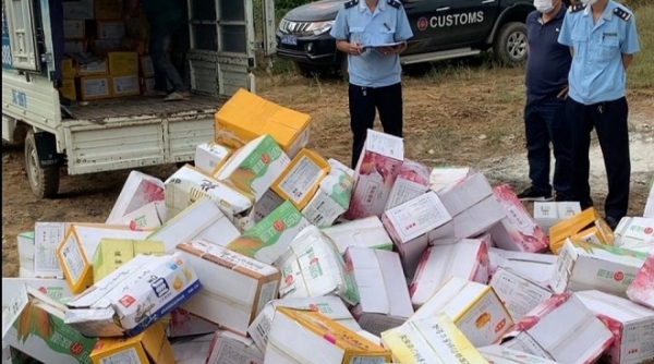 Cục Hải quan Lào Cai tiêu hủy hơn 200 kg bánh quy không rõ nguồn gốc xuất xứ