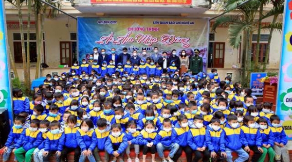 Hơn 1.400 chiếc áo ấm đến với học sinh vùng cao Nghệ An