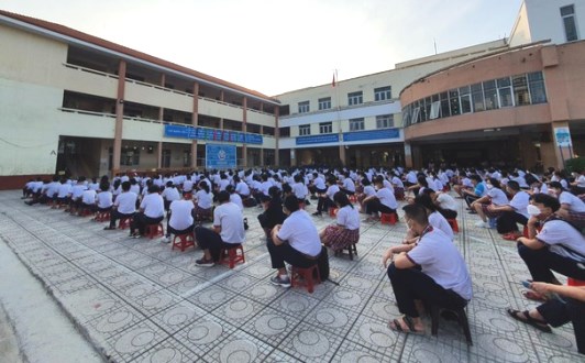 TP. HCM đón gần 100.000 học sinh lớp 9, 12 trở lại trường học trực tiếp