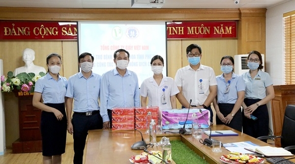 Tổng Công ty Giấy Việt Nam trao tặng các vật phẩm hỗ trợ Bệnh viện đa khoa tỉnh Phú Thọ chống dịch Covid-19