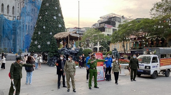 Hà Nội cấm đường và hạn chế người dân ra vào khu vực Nhà thờ Lớn đêm Noel