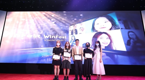 Trường Đại học VinUni trao giải cho sinh viên thế giới tham dự cuộc thi Giải bài toán kinh doanh toàn cầu