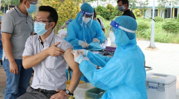 Bình Dương tiêm vaccine mũi 3 ngừa Covid-19 cho chuyên gia, người nước ngoài