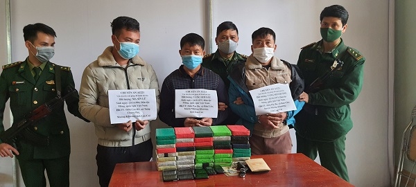 Lào Cai bắt giữ 3 đối tượng vận chuyển 40 bánh heroin