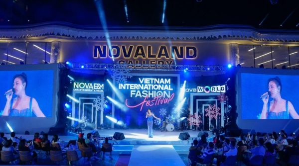 Tóc Tiên trình diễn ca khúc mới trong đêm Bế mạc VIFF 2021 tại Novaland Gallery