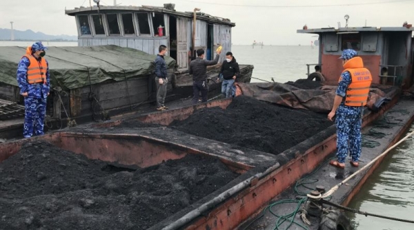 Cảnh sát biển bắt giữ tàu chở khoáng sản không rõ nguồn gốc