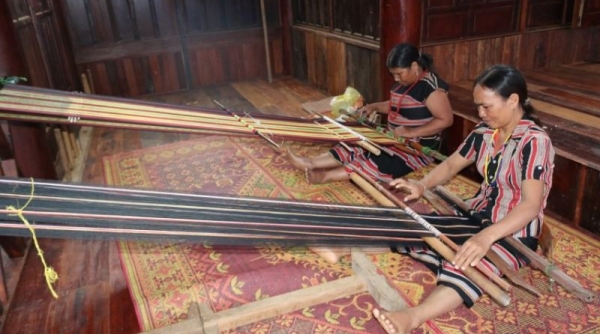 Kon Tum tiếp tục bảo tồn và phát huy nghề dệt thổ cẩm truyền thống của 07 dân tộc ít người