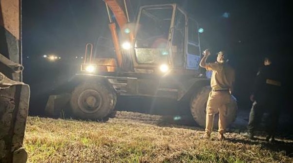 Bắt quả tang nhóm đối tượng khai thác khoáng sản trái phép trong đêm tại An Giang