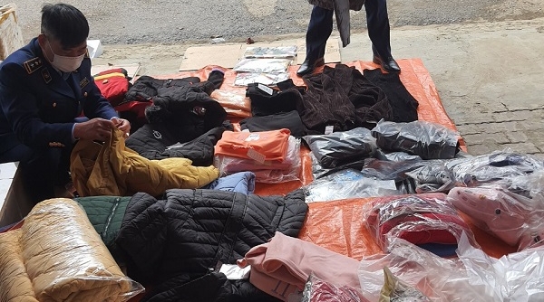 Yên Bái: Bắt giữ xe ô tô tải vận chuyển 540 sản phẩm quần áo nhập lậu
