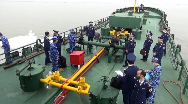 Bắt giữ tàu vận chuyển 170.000 lít xăng dầu trái phép trên biển