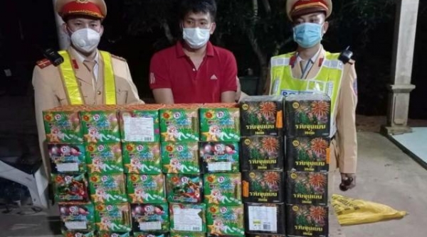 CSGT Quảng Bình phát hiện 70 kg pháo hoa nổ trái phép trên xe con