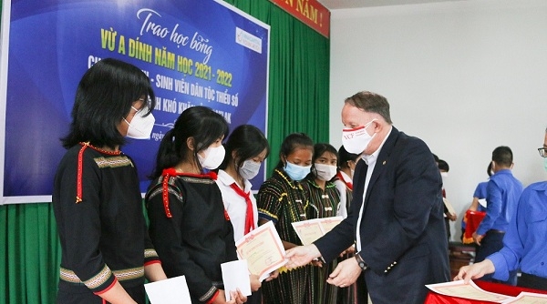 VinaCapital Foundation trao tặng 120 suất học bổng cho học sinh dân tộc thiểu số tại tỉnh Đắk Lắk