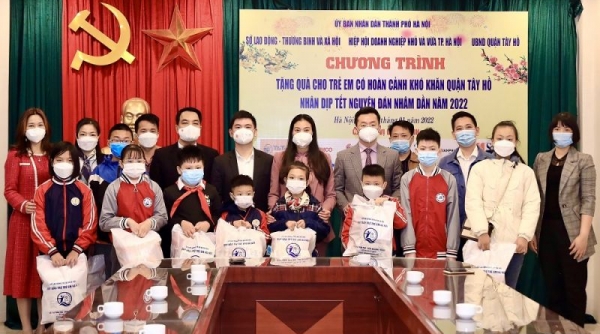 Tập đoàn T&T trao quà cho trẻ em khó khăn tại Hà Nội