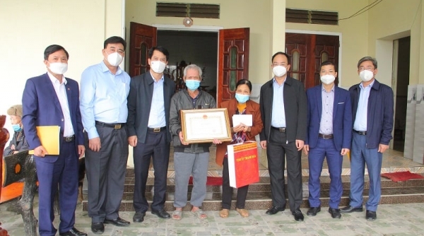 Chủ tịch UBND tỉnh Thanh Hóa trao Bằng khen cho thanh niên dũng cảm cứu em bé trong hỏa hoạn