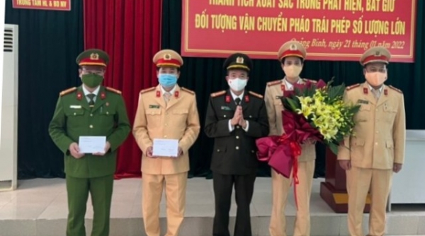 Giám đốc Công an tỉnh Quảng Bình khen thưởng đột xuất tổ công tác bắt vụ vận chuyển 137 kg pháo hoa nổ