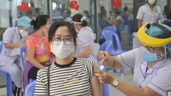 TP. Hồ Chí Minh yêu cầu “thần tốc hơn nữa” trong việc tiêm vaccine phòng Covid-19