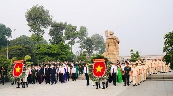 Lãnh đạo TP. Hồ Chí Minh dâng hương, dâng hoa tưởng niệm các anh hùng liệt sĩ