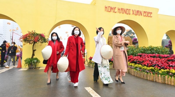 Hơn bảy vạn lượt du khách Check in Đường hoa Home Hanoi Xuan 2022 và phố đi bộ Pont Long Biên