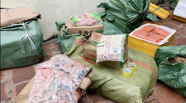 Công an Hà Nội phát hiện xe tải chở gần 05 tấn thực phẩm không rõ nguồn gốc