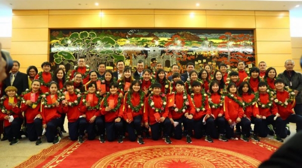 Đội tuyển nữ Việt Nam về nước trong sự chào đón nồng nhiệt