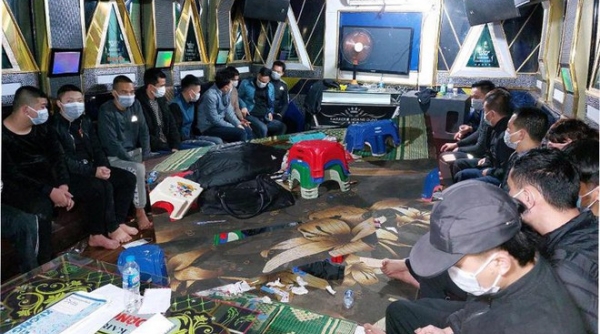 Công an ​​Hòa Bình bắt quả tang 21 đối tượng tụ tập đánh bạc tại tầng hầm quán karaoke