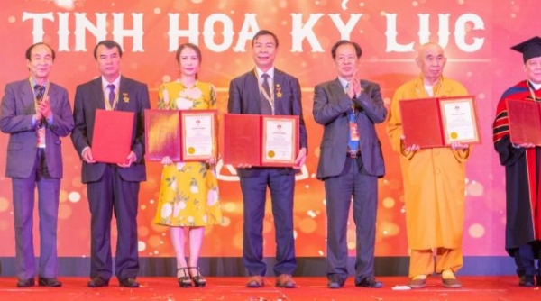 Gốm Đất Việt đón nhận kỷ niệm chương “Tinh hoa Kỷ lục”