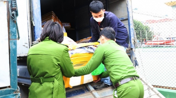 Công an Hà Tĩnh bắt xe tải vận chuyển 200 kg thực phẩm “bẩn”
