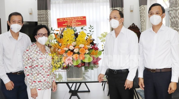 Lãnh đạo TP. Hồ Chí Minh thăm, chúc mừng cán bộ lão thành ngành y tế