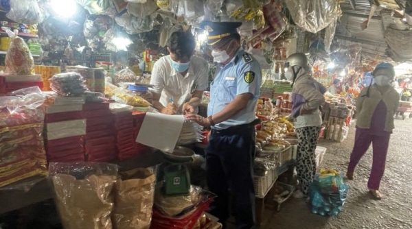 Tiền Giang xử lý 03 vụ vi phạm trong kinh doanh thực phẩm tại Chợ Gạo