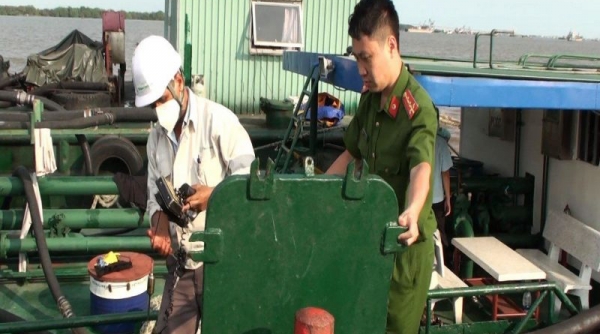 Bắt giữ 200 tấn dầu lậu trên sông Sài Gòn
