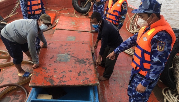 Bộ Tư lệnh Vùng Cảnh sát biển 4 bắt giữ tàu chở 60.000 lít dầu DO không rõ nguồn gốc