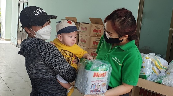 Quỹ Phát triển Tài năng Việt trao “Triệu phần quà san sẻ yêu thương” đến các hoàn cảnh khó khăn tại TP HCM