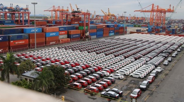 Ô tô nhập khẩu “đổ bộ” mạnh vào thị trường Việt Nam