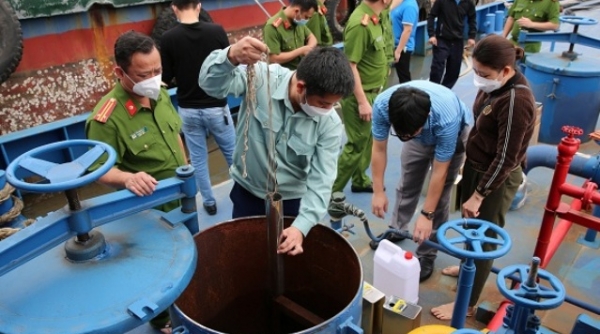 Công an Nghệ An bắt giữ 01 triệu lít xăng E5 không rõ nguồn gốc trên tàu Xuân Sơn 05