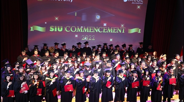 Đại học Quốc tế Sài Gòn trao bằng tốt nghiệp cho 100 sinh viên