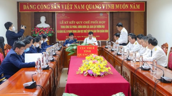 Cục QLTT Quảng Bình và Cục Thuế tỉnh ký quy chế phối hợp chống buôn lậu, gian lận thương mại