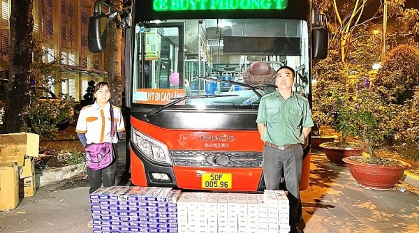 Công an Đồng Tháp phát hiện xe buýt vận chuyển 1.900 bao thuốc lá lậu