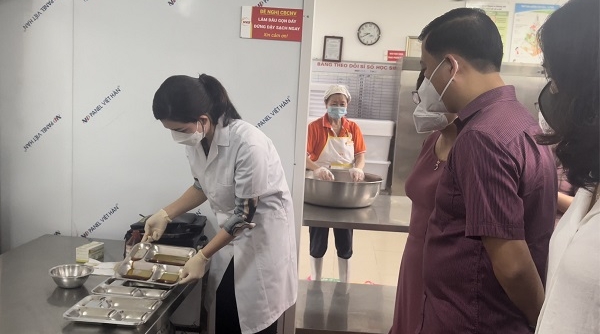Hà Nội: Kiểm tra an toàn thực phẩm tại bếp ăn Trường Tiểu học Lê Văn Tám