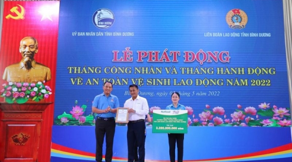 Nutifood phối hợp 'Quỹ phát triển tài năng Việt' của Ông Bầu trao hàng ngàn quà tặng trị giá 2,2 tỷ đồng cho công nhân Bình Dương