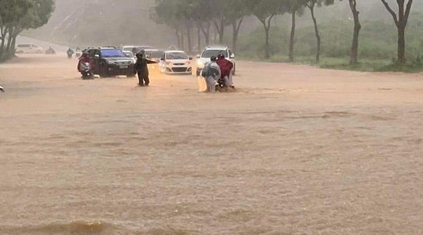 Mưa lớn gây ngập lụt nhiều tuyến đường tại Lào Cai