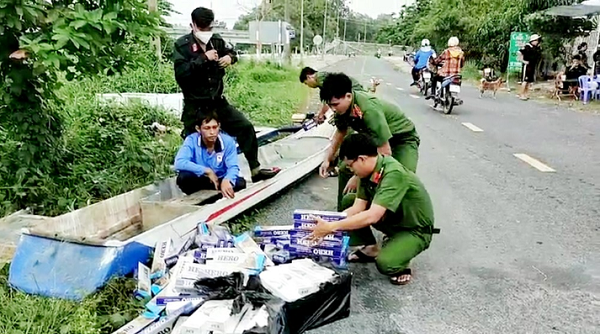 An Giang: Bắt vỏ lãi vận chuyển gần 1.500 bao thuốc lá lậu trên kênh Vĩnh Tế