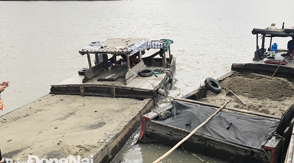 Công an huyện Nhơn Trạch liên tiếp tạm giữ ghe hút cát trái phép trên sông Đồng Nai