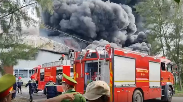 Quảng Nam: Cháy lớn tại Công ty may Woochang, huy động cảnh sát 02 tỉnh thành để dập lửa