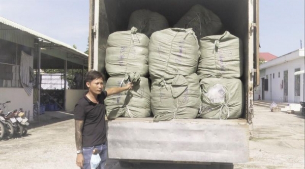 Phát hiện xe tải chở  gần 3,5 tấn quần áo không rõ nguồn gốc, xuất xứ tại Long An
