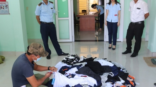 Quản lý thị trường Quảng Bình: Tiêu hủy 263 đơn vị sản phẩm áo quần, giày các loại giả mạo