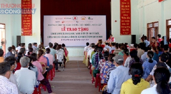 Bình Định trao tặng bộ áo phao cứu sinh đa năng và túi sơ cấp cứu cho ngư dân nghèo
