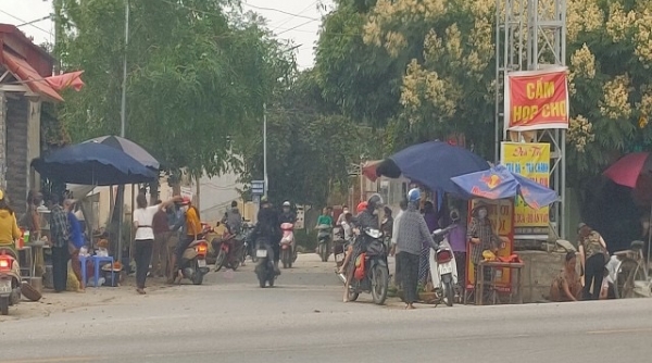 Huyện Hoằng Hoá( Thanh Hoá) ra quân giải tỏa chợ tự phát ngay chân cầu Bút Sơn