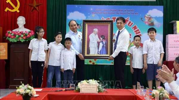 Chủ tịch nước thăm, tặng quà tại Trung tâm Nuôi dưỡng trẻ khuyết tật Hà Nội