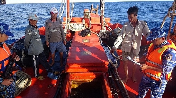 Bộ Tư lệnh Vùng Cảnh sát biển 4 bắt giữ tàu vận chuyển hơn 40.000 lít dầu DO nhập lậu