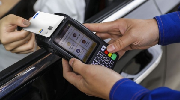 Triển khai thanh toán thẻ không tiếp xúc Visa tại các cửa hàng xăng dầu trên toàn quốc